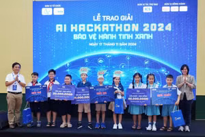 Ban tổ chức trao giải cho các đội thi Chung kết AI Hackathon 2024.