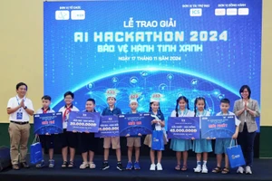 Ban tổ chức trao giải cho các đội thi Chung kết AI Hackathon 2024.