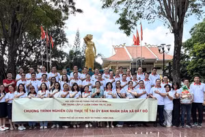 Đoàn nghiên cứu gồm 49 học viên của lớp TC.255 chụp ảnh kỷ niệm trước tượng đài anh hùng liệt sĩ Võ Thị Sáu tại xã Đất Đỏ, TPHCM.