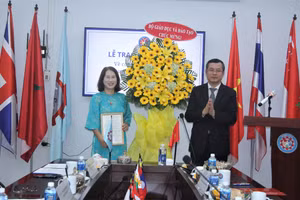 Thứ trưởng Nguyễn Văn Phúc chúc mừng Tiến sĩ Lê Thị Mỹ Hà.