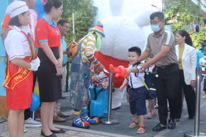 Học sinh Trường tiểu học Nguyễn Thanh Tuyền (quận Tân Bình) tựu trường năm học 2024-2025.