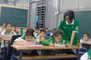 Sinh viên tình nguyện giảng dạy tại lớp học tình thương Long Bửu.