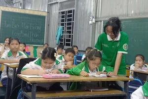 Sinh viên tình nguyện giảng dạy tại lớp học tình thương Long Bửu.