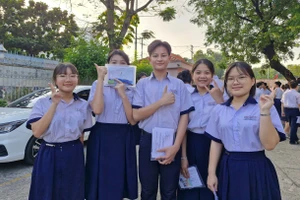 Thí sinh tại điểm thi Trường THCS Nguyễn Hiền tự tin bước vào môn thi đầu tiên.