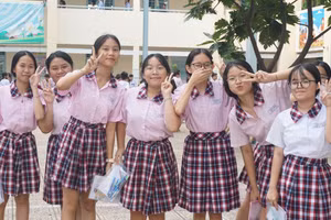 Thí sinh tại điểm thi Trường THCS Nguyễn Trãi tự tin bước vào thi môn Ngoại ngữ.