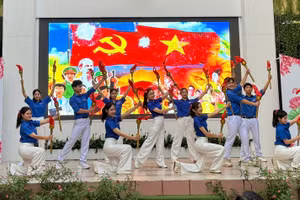 Học sinh Trường THPT Tây Thạnh biểu diễn văn nghệ Kỷ niệm 95 năm Ngày thành lập Đảng Cộng sản Việt Nam. 