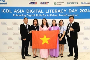 Cô Lê Thị Phương (áo dài màu tím) nhận giải ICDL Educator Award trong sự kiện lần này.