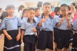 Học sinh lớp 1 Trường Tiểu học Nguyễn Văn Trỗi hân hoan trong ngày tựu trường.