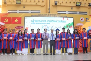 Ban Giám hiệu Trường THPT Ten Lơ Man trao huy hiệu trưởng thành cho đại diện các lớp 12 của trường.
