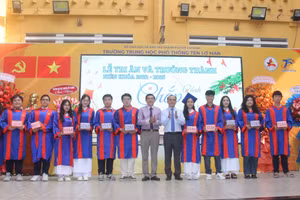 Ban Giám hiệu Trường THPT Ten Lơ Man trao huy hiệu trưởng thành cho đại diện các lớp 12 của trường.