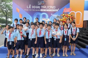 Học sinh tham gia trải nghiệm tại STEM TOWN.