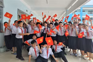 Học sinh THCS Mạc Đĩnh Chi vui mừng khi được học tập trong ngôi trường mới khang trang.