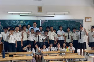 Thầy Ngô Kim Hải cùng học trò.