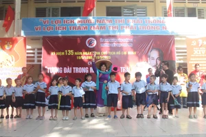 Học sinh Trường Tiểu học Phú Thọ giao lưu với các nghệ sĩ.