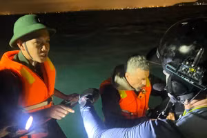 Ông Aleksandra đã được đưa vào bờ an toàn. Ảnh: Trung Thành.