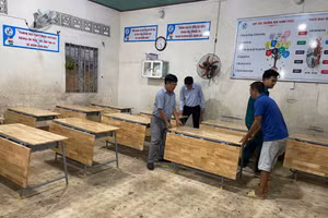 Bàn ghế hư hỏng, xuống cấp tại Trường Tiểu học Vĩnh Tân đã được thay bằng bàn ghế mới. Ảnh: AL.