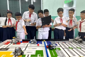 Học sinh Trường THCS Hồng Bàng thực hành điều khiển robot chơi bóng trên sa bàn trong phòng AI.