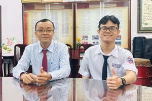 Minh Dũng được cha đưa đến nhận khen thưởng tại Trường THPT Phú Nhuận.