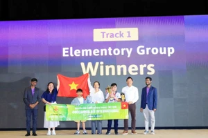 Ban tổ chức trao giải Nhất bảng tiểu học cho đội thi đến từ Việt Nam.