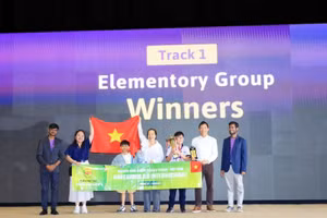 Ban tổ chức trao giải Nhất bảng tiểu học cho đội thi đến từ Việt Nam.