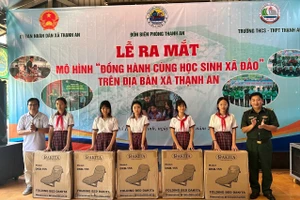 Các em học sinh nhận giường xếp.