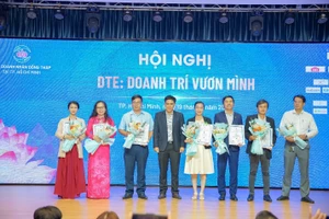 Đại diện Ban chấp hành CLB Doanh nhân Đồng Tháp tại TPHCM trao thư cảm ơn cho các Nhà tài trợ.