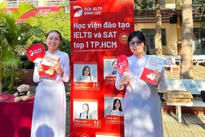 Các bạn THPT Đào Sơn Tây thích thú nhận phần quà từ chương trình.