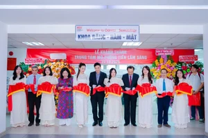 GS.TS.BS Phạm Văn Lình – Hiệu trưởng HIU cùng các giáo sư, tiến sĩ trong Ban Chủ nhiệm Khoa Răng Hàm Mặt cắt băng khánh thành Trung tâm Mô phỏng Tiền lâm sàng.