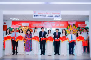 GS.TS.BS Phạm Văn Lình – Hiệu trưởng HIU cùng các giáo sư, tiến sĩ trong Ban Chủ nhiệm Khoa Răng Hàm Mặt cắt băng khánh thành Trung tâm Mô phỏng Tiền lâm sàng.