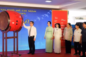 Ông Nguyễn Phước Lộc, Phó Bí thư Thành ủy, Chủ tịch Ủy ban MTTQ Việt Nam TP HCM, đánh trống khai mạc "Ngày thơ Việt Nam 2025" tại TPHCM.