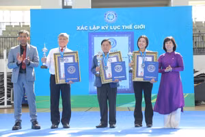 Đại diện Liên đoàn Kỷ lục Thế giới trao giấy chứng nhận kỷ lục thế giới, huy chương và cúp cho các đơn vị.