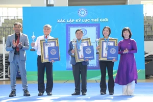 Đại diện Liên đoàn Kỷ lục Thế giới trao giấy chứng nhận kỷ lục thế giới, huy chương và cúp cho các đơn vị.