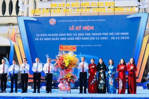 Thứ trưởng Phạm Ngọc Thưởng tặng hoa chúc mừng ngành GD&ĐT TPHCM.