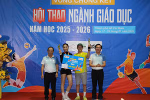 Ban tổ chức trao thưởng cho đội đạt thành tích cao.