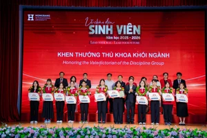 Ban Giám hiệu HIU trao giấy khen cho các tân thủ khoa khối ngành năm học 2025–2026, ghi nhận thành tích xuất sắc trong kỳ tuyển sinh.