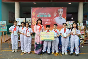 Bà Nguyễn Thị Kim Hương, Hiệu trưởng Trường Tiểu học Phú Thọ trao tặng sách cho học sinh.
