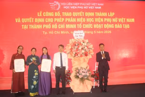 Thứ trưởng Lê Quân trao Quyết định thành lập và Quyết định cho phép Phân hiệu Phụ nữ Việt Nam tại TPHCM tổ chức hoạt động đào tạo.