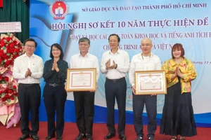 Đại diện Sở GD&ĐT TPHCM và EMG Education nhận Bằng khen của UBND TPHCM vì đã có thành tích xuất sắc trong thực hiện Đề án 5695.