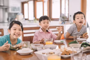 Một bữa sáng kèm sữa sẽ giúp trẻ cải thiện chất lượng tổng thể của chế độ ăn trong ngày và tăng cường lượng hấp thu nhiều chất dinh dưỡng quan trọng.