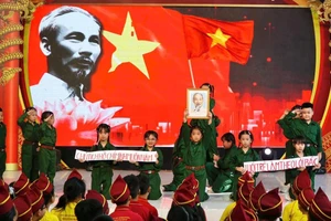 Tiết mục biểu diễn của học sinh Trường MN-TH-THCS-THPT Nam Việt (TPHCM) dịp Kỷ niệm 135 năm ngày sinh Chủ tịch Hồ Chí Minh.