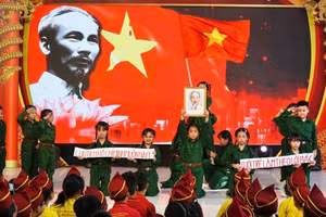 Tiết mục biểu diễn của học sinh Trường MN-TH-THCS-THPT Nam Việt (TPHCM) dịp Kỷ niệm 135 năm ngày sinh Chủ tịch Hồ Chí Minh.