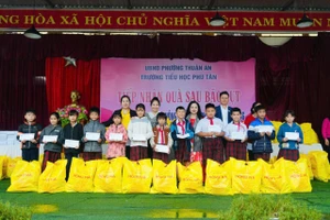Lãnh đạo Trường THCS-THPT Hồng Hà tặng quà động viên các em học sinh.
