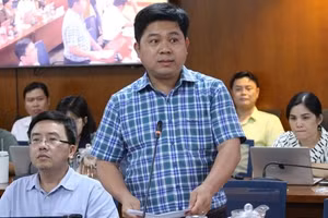 Ông Hồ Tấn Minh, Chánh văn phòng Sở GD&ĐT TPHCM thông tin tại buổi họp.