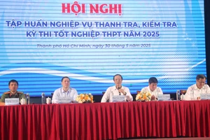 Lãnh đạo Bộ GD&ĐT, Thanh tra Bộ GD&ĐT, Cục Quản lý chất lượng, Cục A06-Bộ Công An điều hành phần thảo luận.