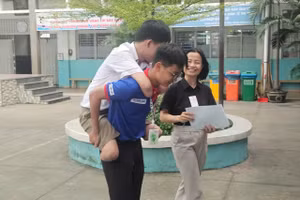 Tình nguyện viên hỗ trợ Gia Lâm trong ngày làm thủ tục dự thi 25/6.