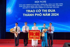 Phòng Học sinh - Sinh viên (Sở GD&ĐT TPHCM) nhận cờ thi đua của UBND TPHCM. Ảnh: Hoàng Quỳnh.