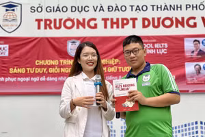 Phần quà DOL English gửi tặng các bạn học sinh THPT Dương Văn Thì.