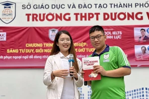 Phần quà DOL English gửi tặng các bạn học sinh THPT Dương Văn Thì.