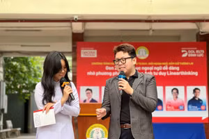 Các bạn học sinh hăng hái xung phong trả lời các câu hỏi từ diễn giả. 