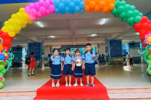 Học sinh TPHCM hân hoan trong ngày khai giảng năm học mới 2024-2025.